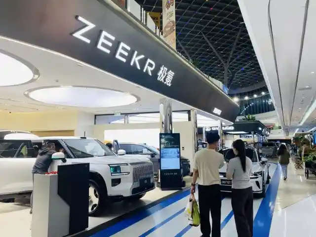 新能源车扎堆北京商圈，黄金周上演智驾大比拼