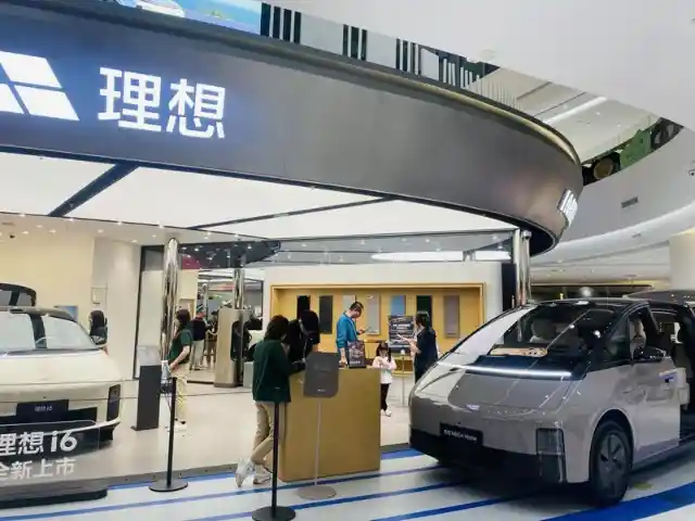 新能源车扎堆北京商圈,黄金周上演智驾大比拼