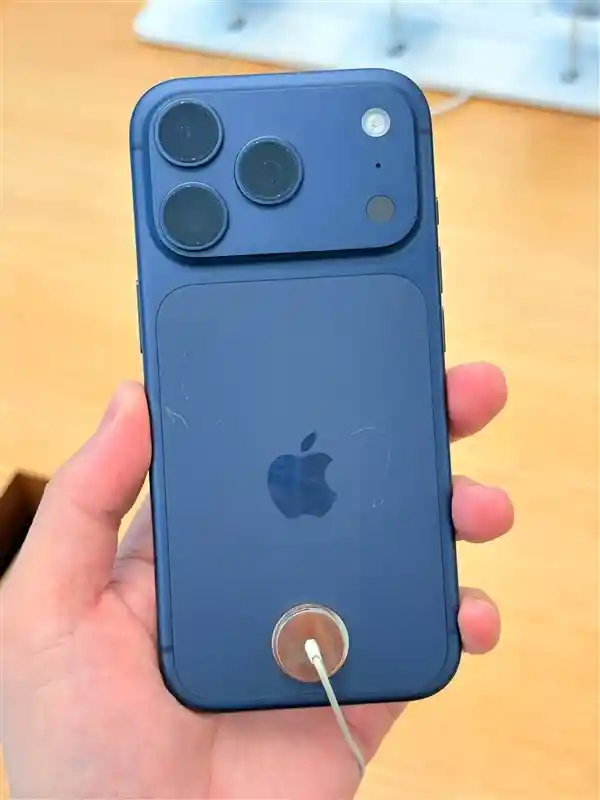 iPhone 17 Pro展示机刮花难题有解？苹果推出MagSafe硅胶保护壳新方案