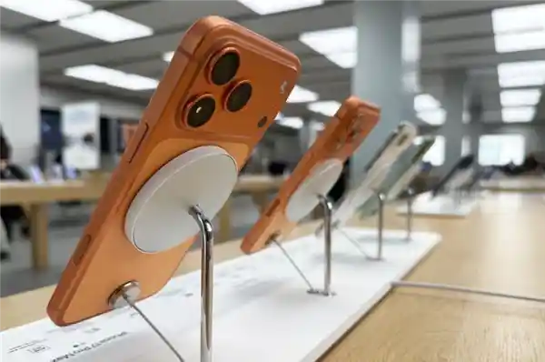 iPhone 17 Pro展示机刮花难题有解?苹果推出MagSafe硅胶保护壳新方案