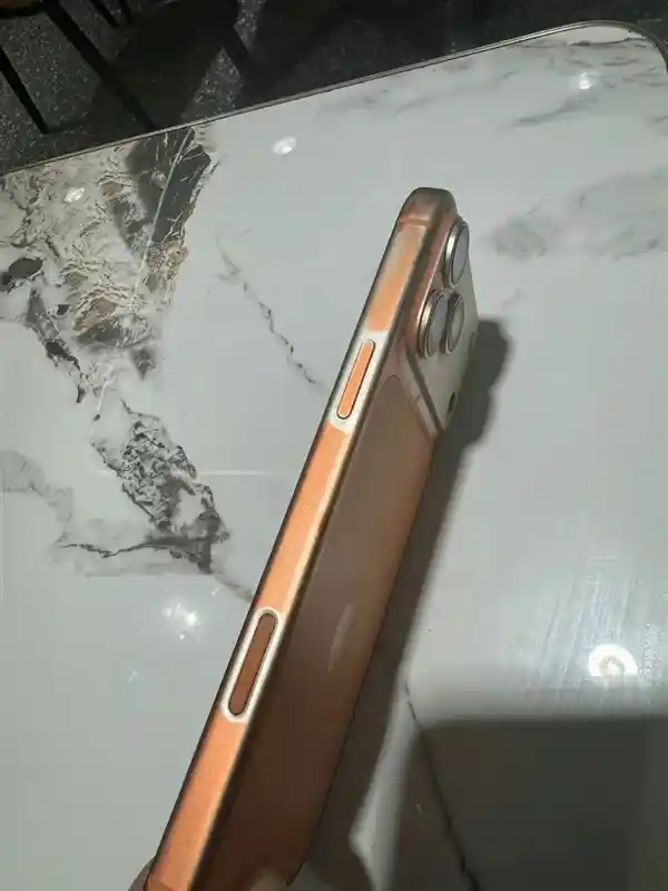 iPhone 17 Pro Max竟被湿巾擦掉漆?网友:这画面太魔幻!