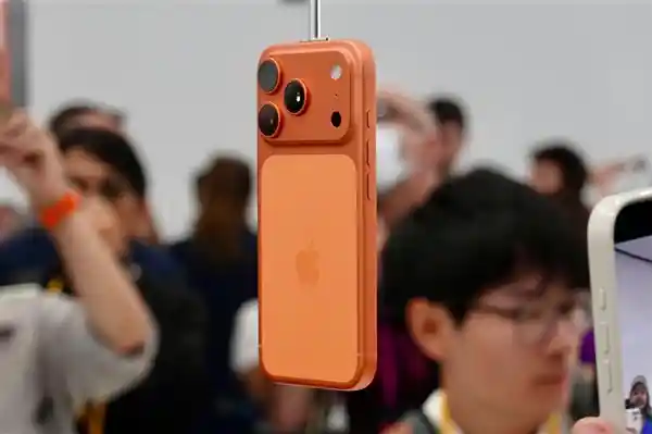 iPhone 18 Pro惊艳曝光:酒红机身邂逅迷你灵动岛,美得让人心动