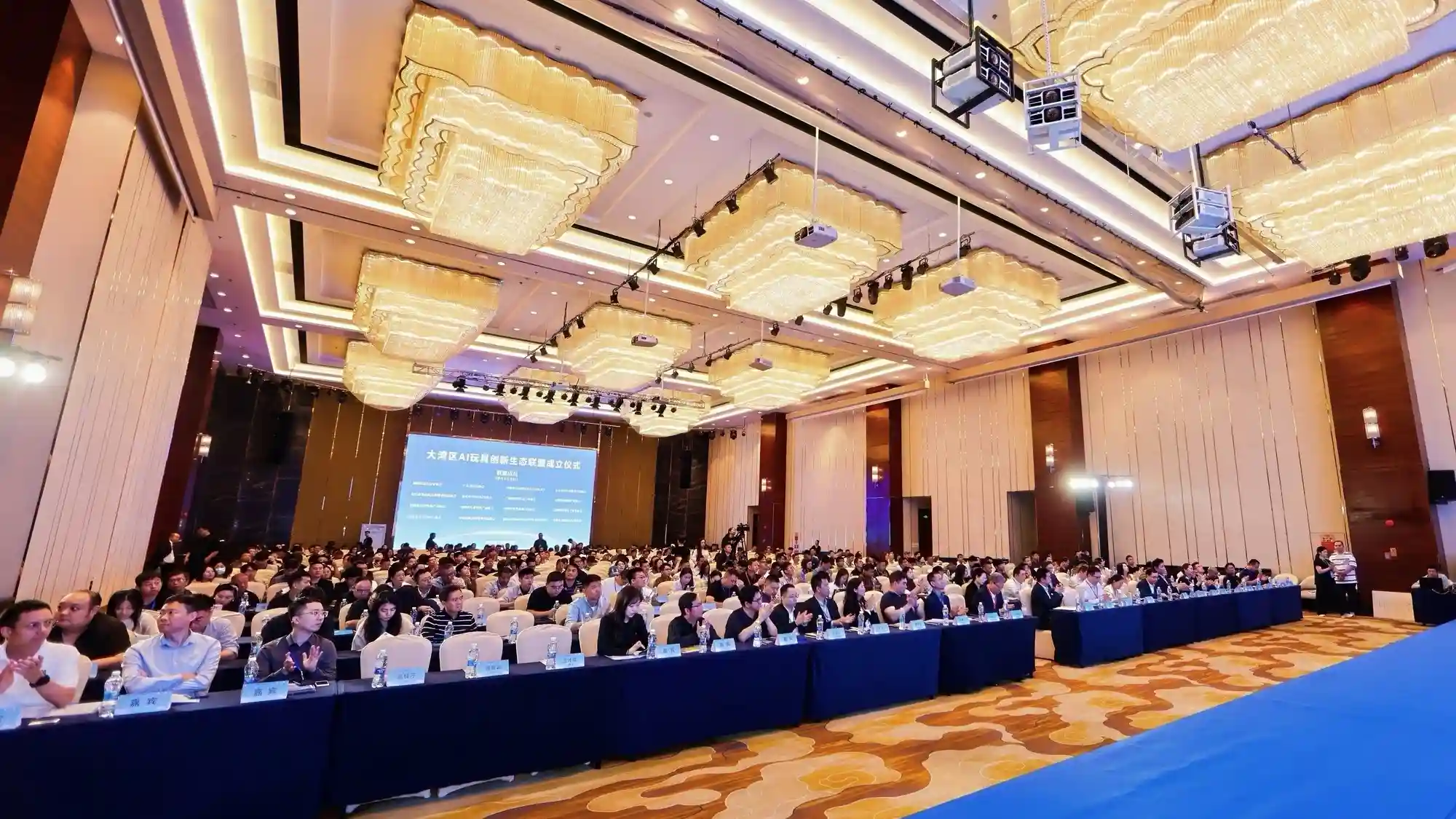 AI玩具新纪元！C-Life数智运动亮相2025大湾区创新峰会