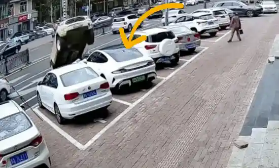 哈尔滨惊魂瞬间：越野车失控连撞四车，现场画面曝光引全城热议