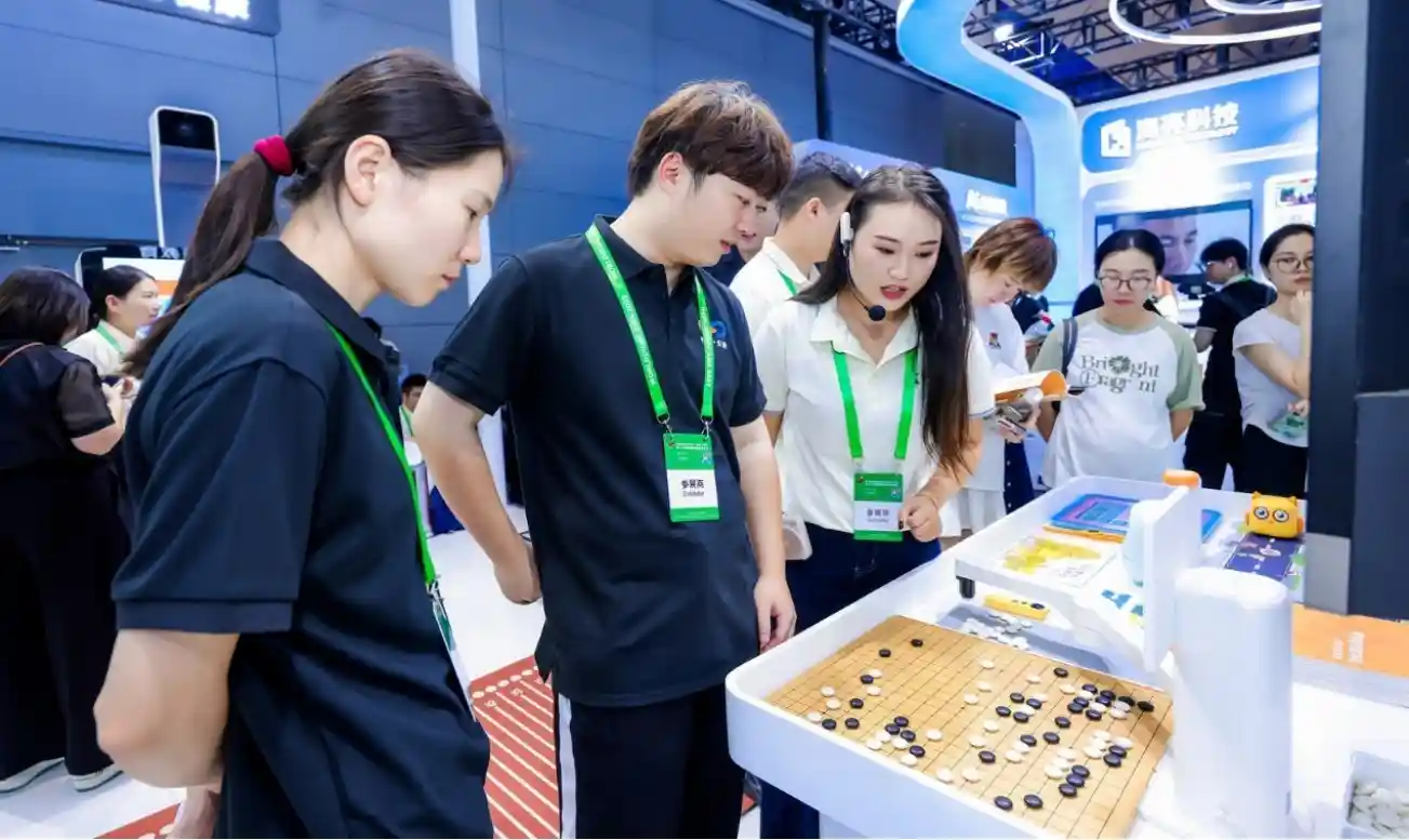 阿尔法蛋创新亮相2025亚洲教装展，开启学前教育数字化新纪元