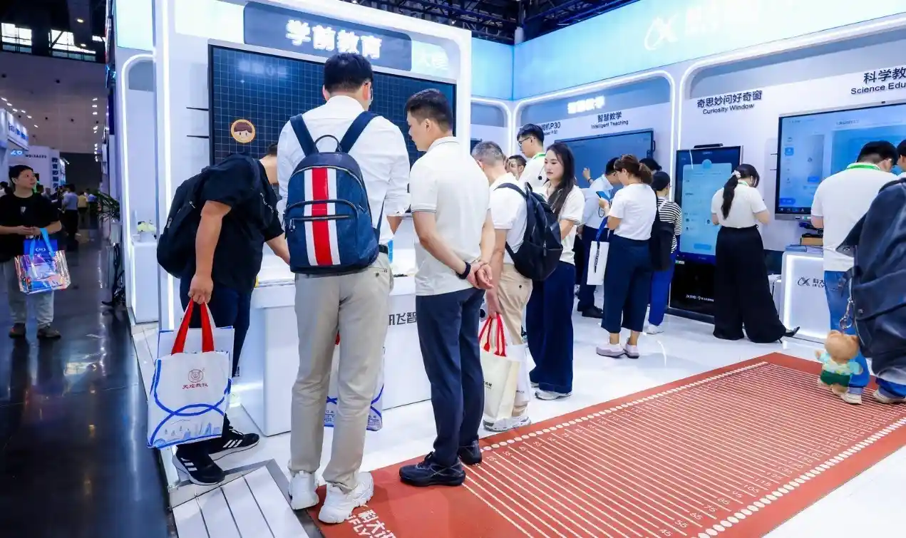 阿尔法蛋创新亮相2025亚洲教装展,开启学前教育数字化新纪元